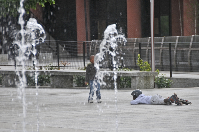 Evry Daily Photo - Place des droits de l homme - Le danseur 4 - large.jpg